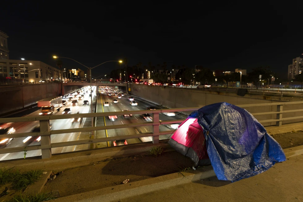 Người vô gia cư dựng lều bạt trên cây cầu nhìn ra Xa lộ 101 ở Los Angeles, Mỹ 