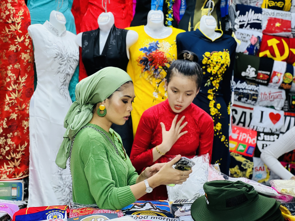 Du khách có nhiều lựa chọn mua sắm tại chợ Bến Thành, trong đó các mặc hàng thủ công mỹ nghệ, quần áo, vải vóc khá thu hút khách.