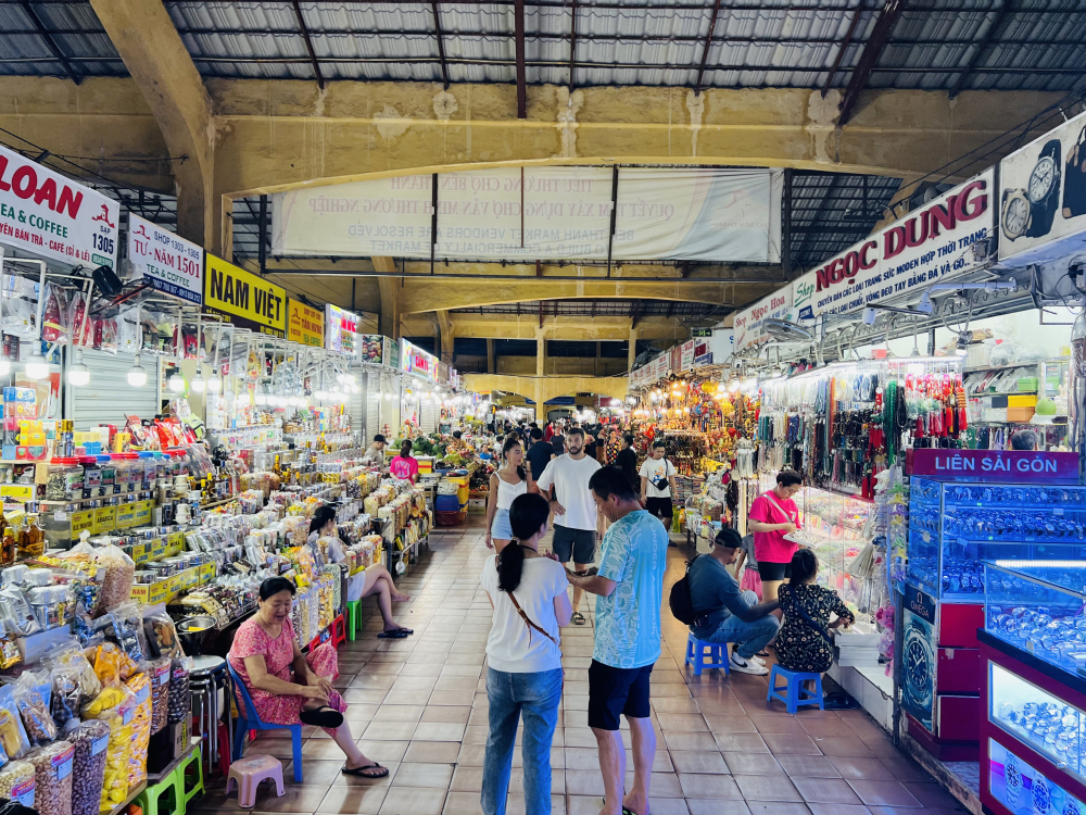 Khu vực bán đồ lưu niệm, bánh mứt tại chợ Bến Thành.