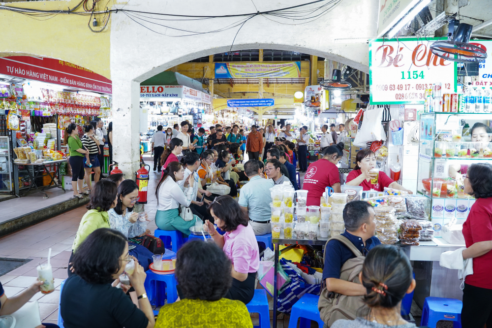 Tiệm chè nổi tiếng nhất khu chợ là tiệm Chè Bé với tuổi đời hơn 40 năm chuyên về các món chè Nam Bộ. 