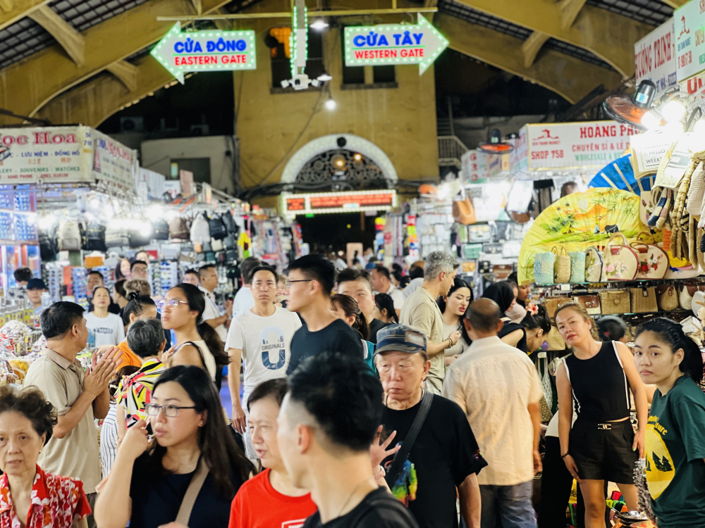 Gần 21g, chợ Bến Thành đông nghịt khách tham quan, mua sắm. Ảnh: Quốc Thái