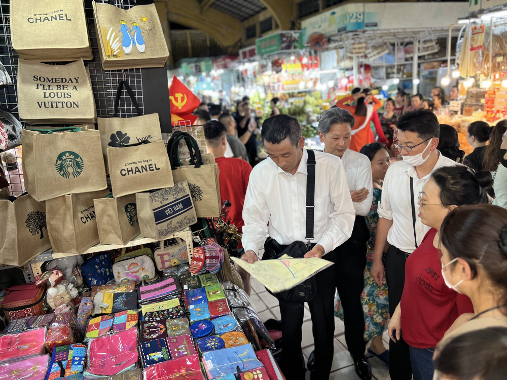 Ngày nay, chợ Bến Thành là điểm đến mua sắm, tham quan sầm uất của quận 1.