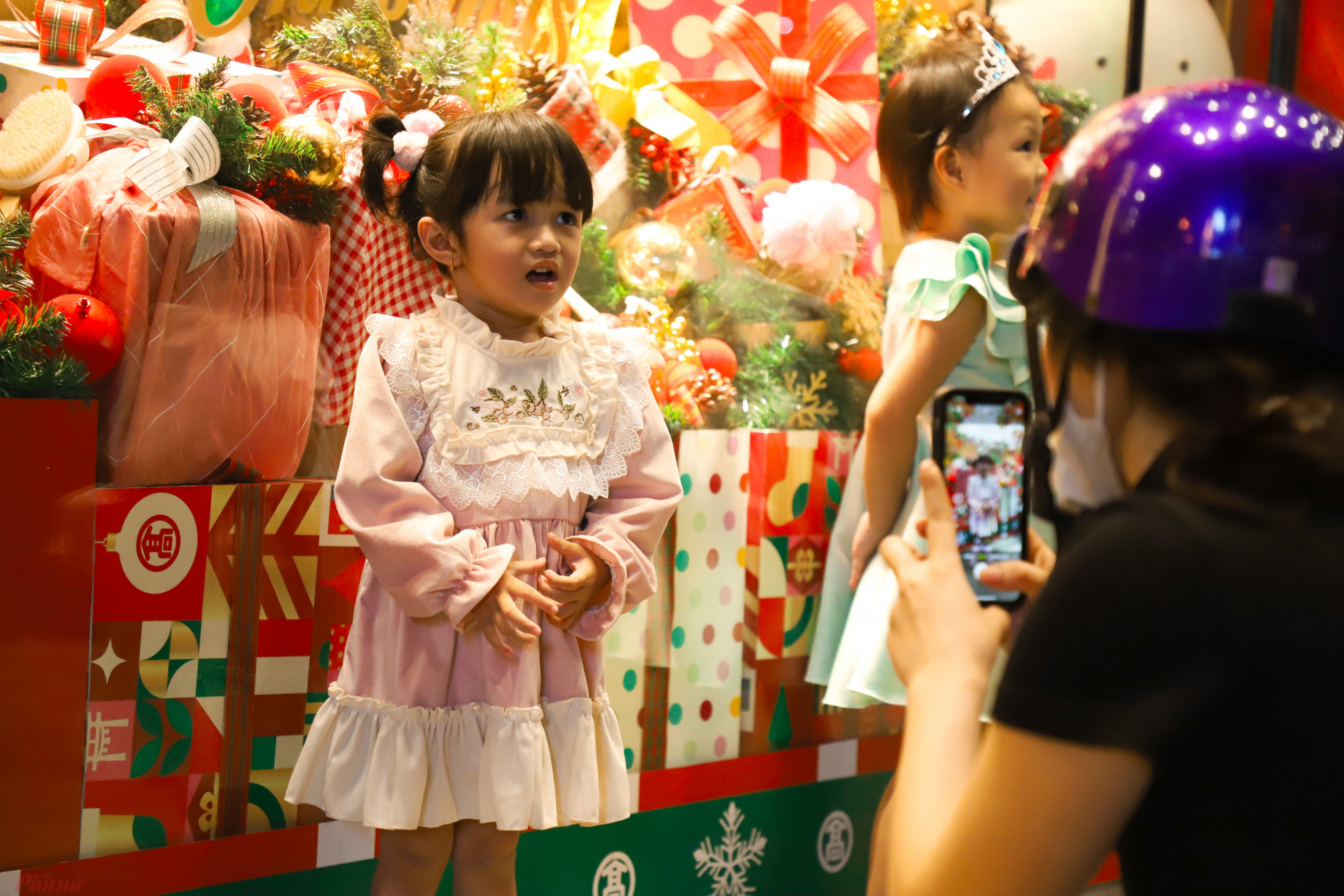 Nhiều phụ huynh tranh thủ chụp hình cho con khi đi ngang qua các khu vực được trang trí Noel
