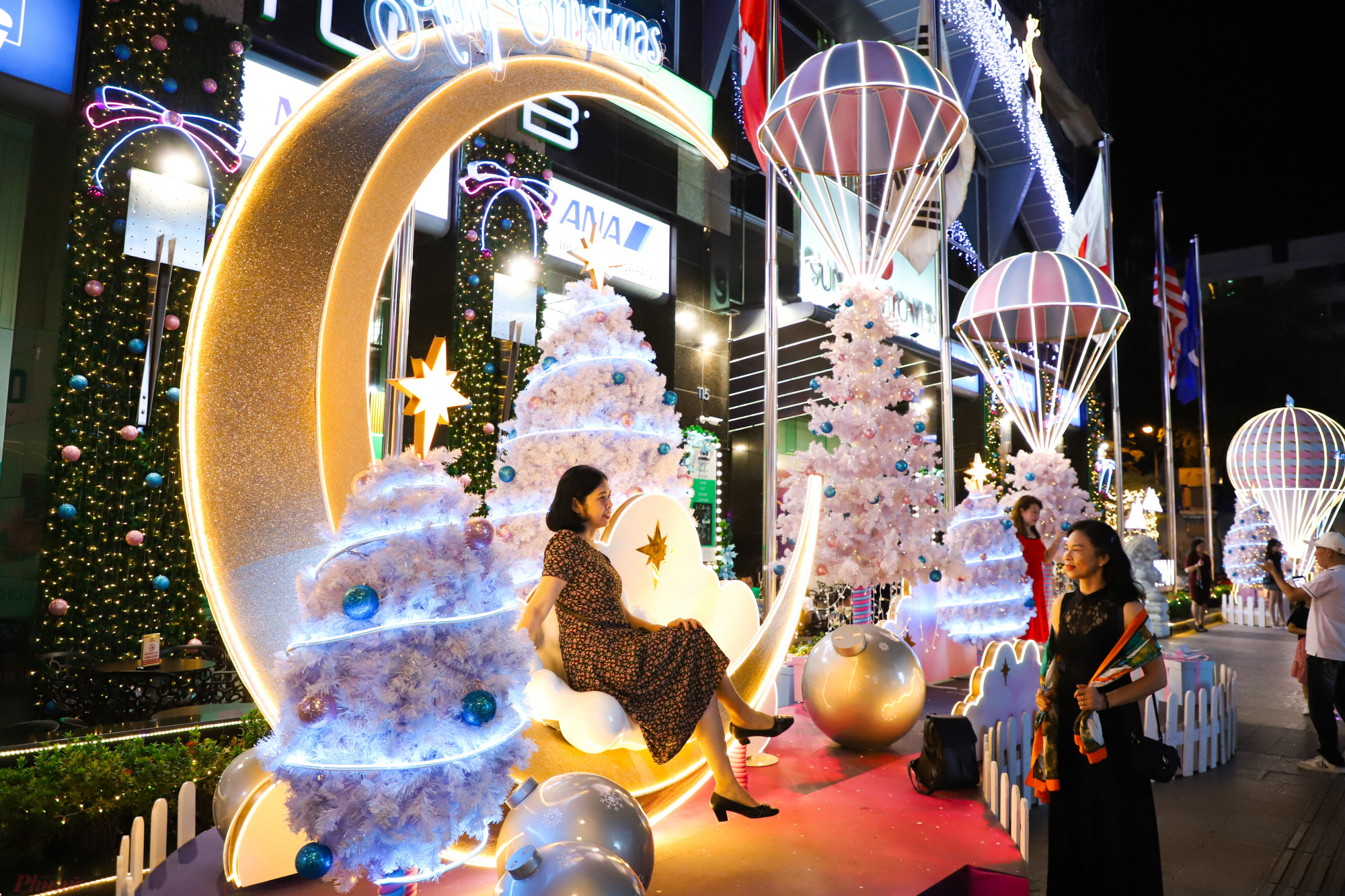 Dọc tuyến phố đi bộ Nguyễn Huệ được trang trí đủ loại tiểu cảnh về Noel. 