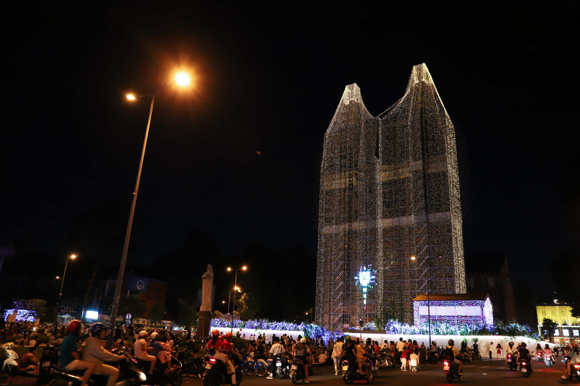 Nhà thờ Đức Bà cũng được phủ lên một lớp ánh sáng tạo từ hàng nghìn chiếc đèn thu hút người dân.