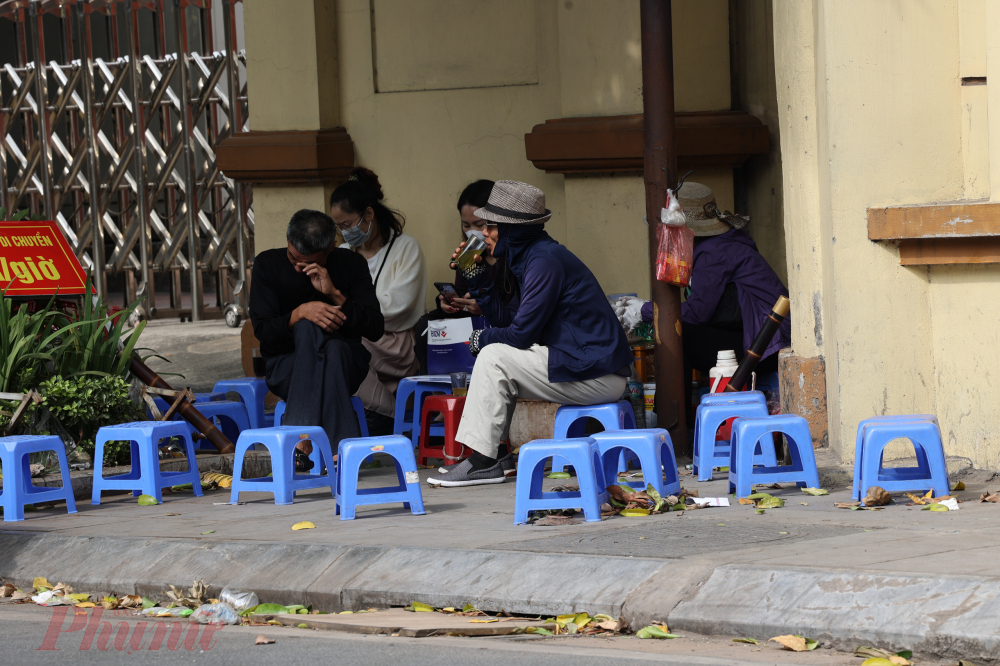 Người dân co ro ngồi uống những cốc trà nóng bên lề đường.