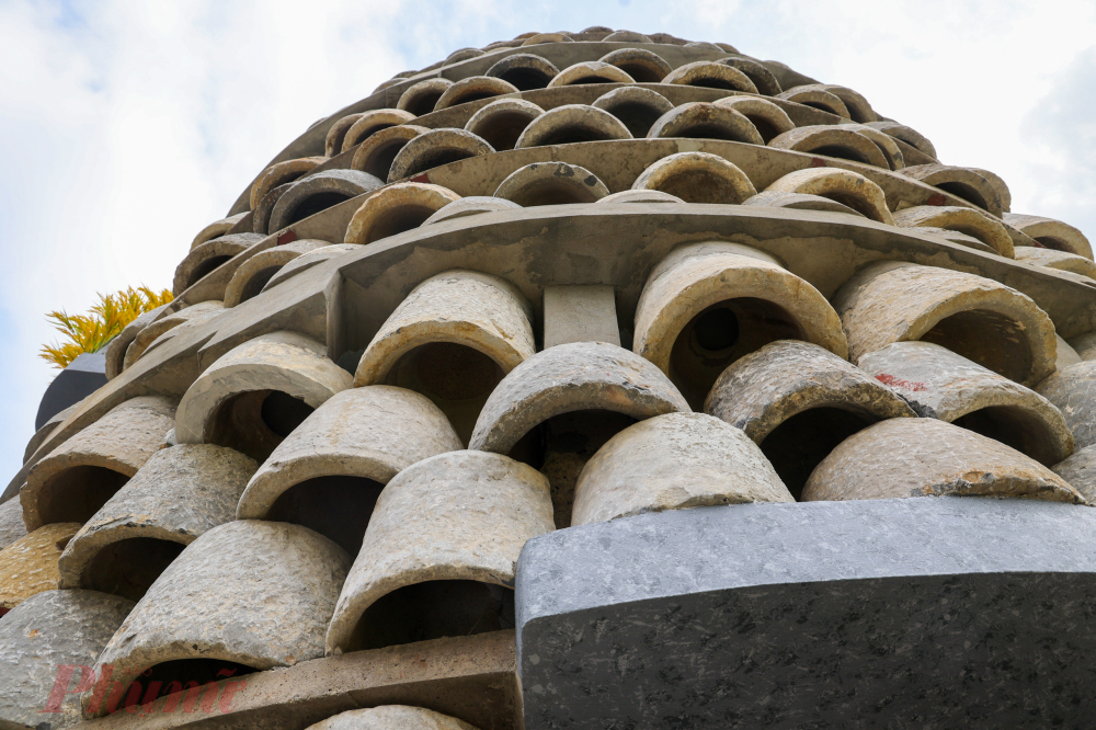Tháp Thần Nông với chiều cao 15m, chia thành 5 tầng được ghép bởi 1012 chiếc cối đá.