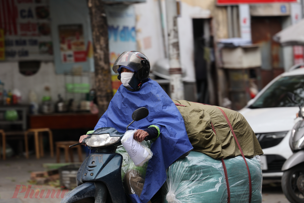 tại Thủ đô Hà Nội, trong sáng 16/12, nền nhiệt giảm sâu (thấp nhất chỉ còn 12-14 độ C) cùng với gió Đông Bắc mạnh đã khiến nhiều hoạt động của người dân gặp khó khăn.