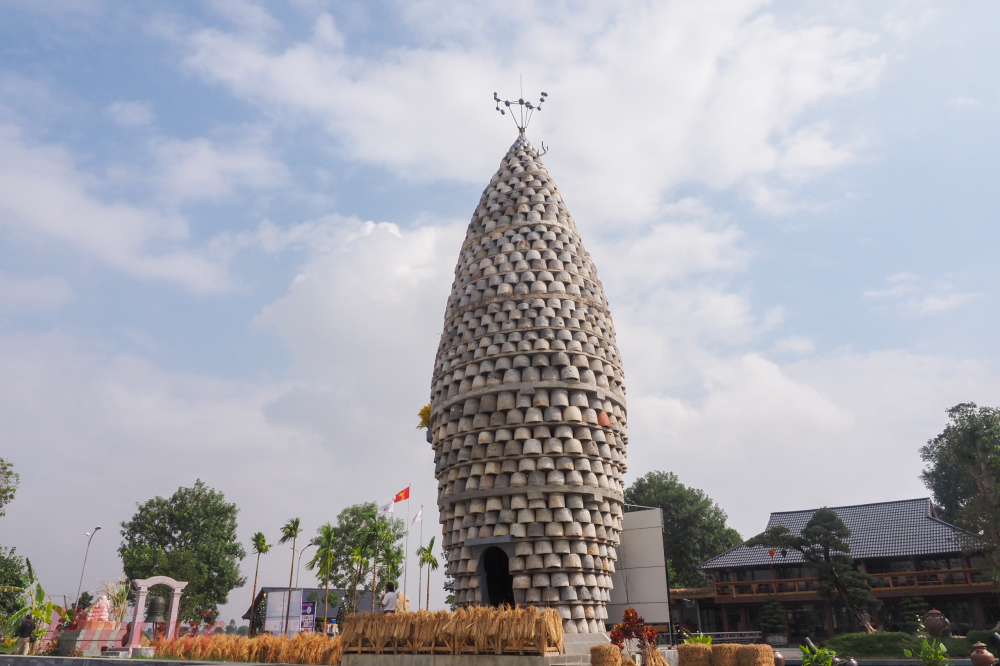 Ngày 30/11, Hội đồng Xác lập kỷ lục Việt Nam (VietKings) đã trao giấy chứng nhận kỷ lục châu Á đối với Tháp cối đá (Tháp Thần Nông) tại xã Lâm Thao, huyện Lương Tài, tỉnh Bắc Ninh, tạo hình hạt lúa lớn nhất Việt Nam.