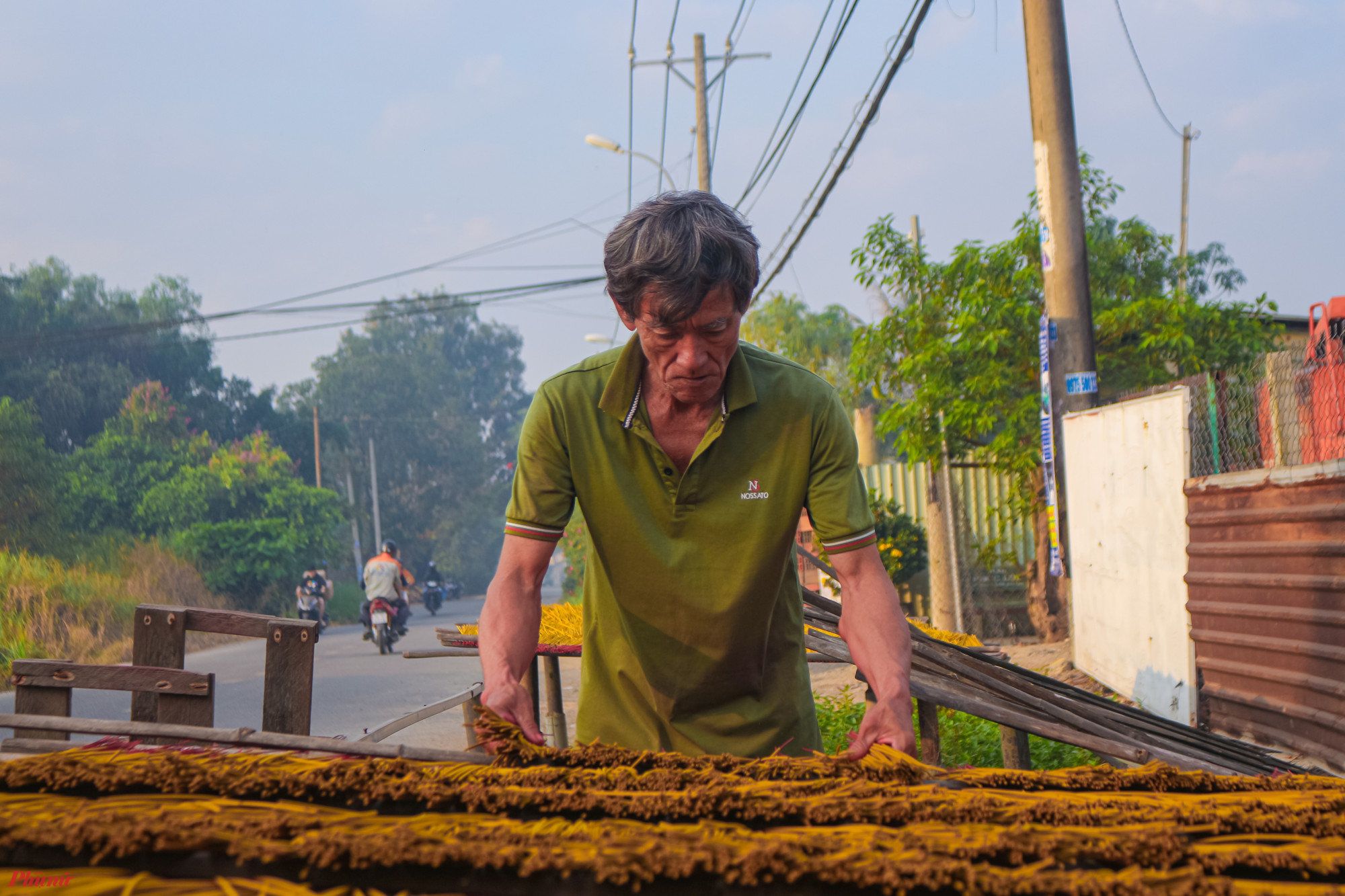 Đi dọc đường Mai Bá Hương (huyện Bình Chánh, TP.HCM) vào mỗi buổi sáng sớm sẽ rất dễ dàng bắt gặp cảnh những sào nhang, những bó hoa nhang được người dân phơi dọc hai bên đường.