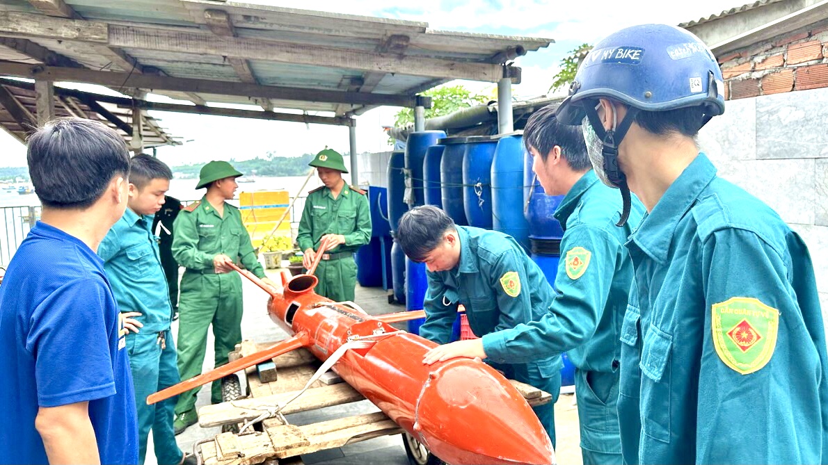 Vật thể lạ trôi dạt trên biển nghi thiết bị bay không người lái