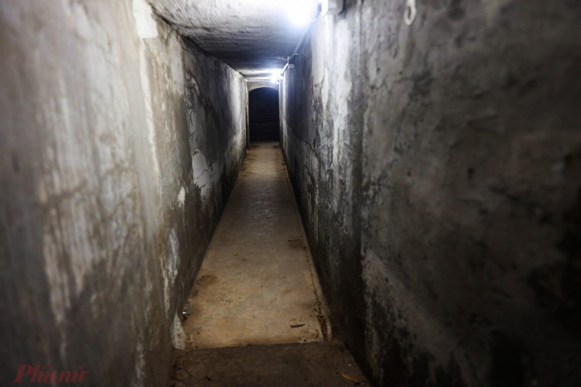 Hầm dài gần 100 m, rộng khoảng 50 cm vừa đủ một người đi, độ cao từ 1,5 đến 1,7 m. Xung quanh hầm trát xi măng kiên cố