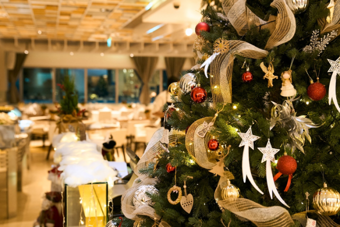 Các nhà hàng Latest Recipe, Akuna và Barson tại khách sạn Le Méridien Saigon đồng loạt giới thiệu thực đơn Giáng sinh với mức giá từ 1 đến 2,5 triệu đồng.\