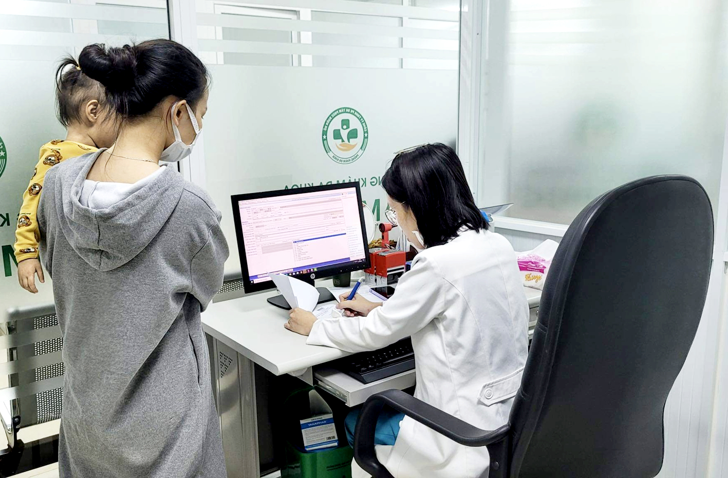 Bác sĩ Đoàn Trịnh Nhã Khanh đang khám cho một bé bị trào ngược dạ dày thực quản nặng - ẢNH: K.Đ.