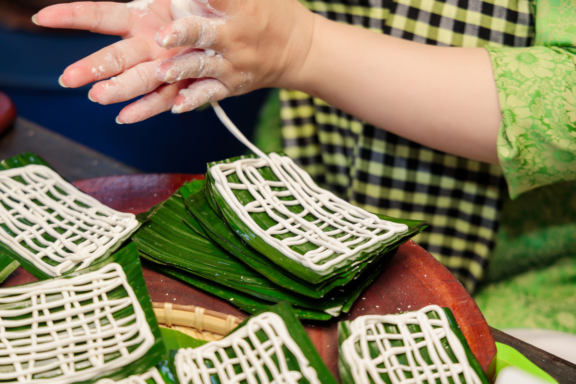 Bánh nghệ Gò Công:bột được se bằng tay tạo hình khung chữ nhật, những đường nét thanh mảnh đan chéo nhau trông rất khéo léo đẹp mắt. Nhân bánh là bì trộn thính gạo rất thơm, có khi cũng ăn kèm thêm chả lụa, thịt nướng… cùng rau thơm và nước mắm chua ngọt.