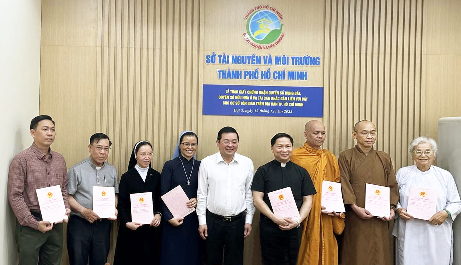 Ông Nguyễn Toàn Thắng - Giám đốc Sở Tài nguyên và Môi trường TPHCM - và các đại diện cơ sở tôn giáo tại lễ trao giấy chứng nhận nhà đất chiều 15/12 - ẢNH: B.T.