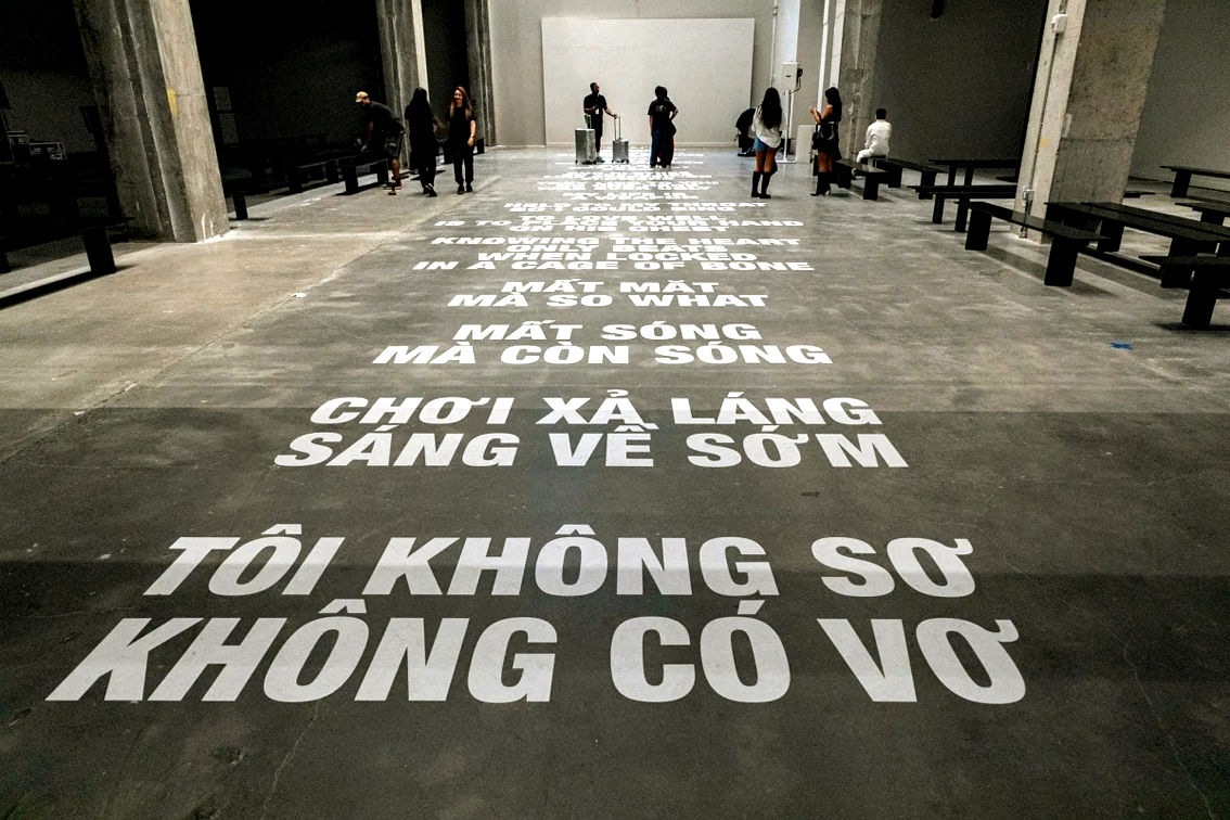 Những dòng chữ Việt chạy trên sàn catwalk và trên thiết kế của Peter Do  tại show diễn của Helmut Lang, Tuần lễ thời trang New York 2023 -  Nguồn ảnh: Vogue