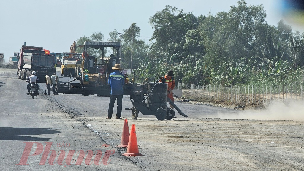 Trong 5 gói thầu dự án thì 4 gói đã hoàn thành. Các hạng mục còn lại như kè gia cố bờ sông, lắp đặt lan can, dải phân cách thép, hệ thống biển báo, vạch sơn đường, hàng rào, hệ thống PCCC… đang được đẩy nhanh tiến độ nhằm hướng đến khánh thành dự kiến vào ngày 24/12.