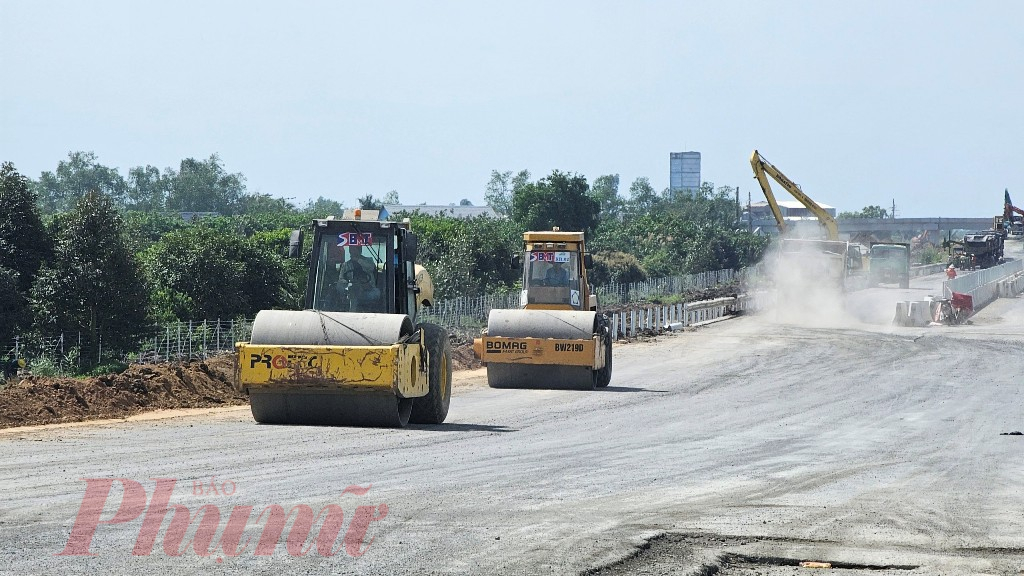 Dự án cầu Mỹ Thuận 2 bắc qua sông Tiền nối 2 tỉnh Tiền Giang - Vĩnh Long dài 6,61km, có vốn đầu tư 5.000 tỉ đồng, khởi công vào tháng 2/2020. Công trình có điểm đầu nối dự án cao tốc Trung Lương - Mỹ Thuận, điểm cuối kết nối cao tốc Mỹ Thuận - Cần Thơ. Trong đó, cầu chính dài hơn 1,9km, được đầu tư hoàn chỉnh 6 làn xe, vận tốc thiết kế 80km/h.