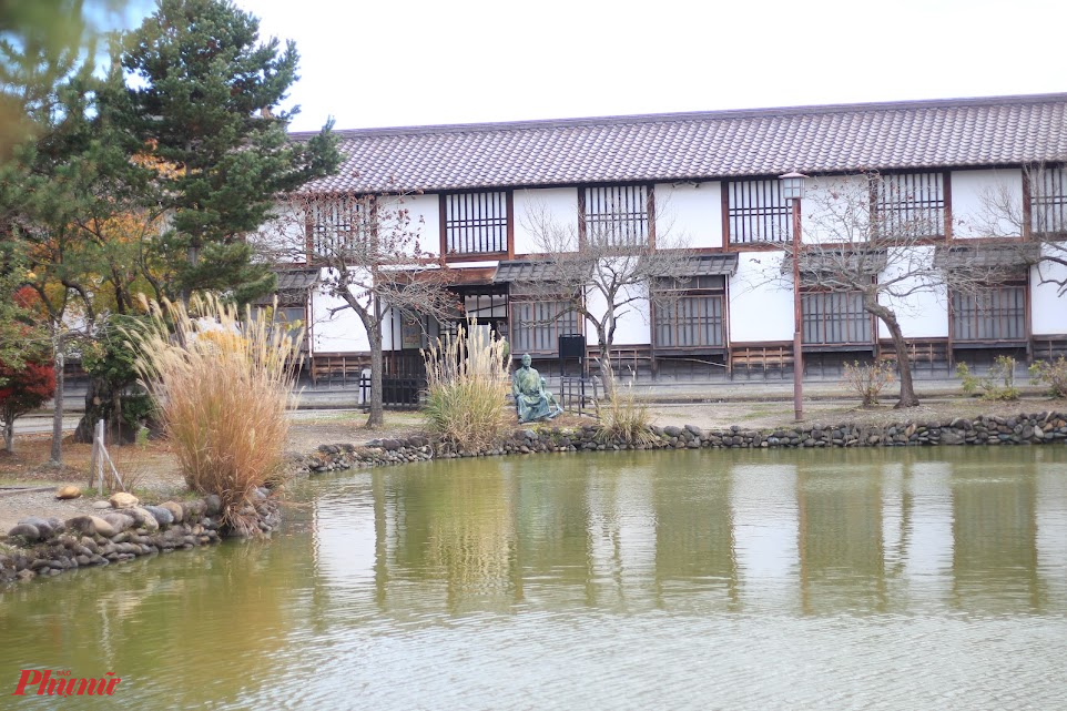 Hồ bơi trong khuôn viên trường. Đây là nơi các samurai tương lai học kỹ năng bơi lội và cưỡi ngựa dưới nước.
