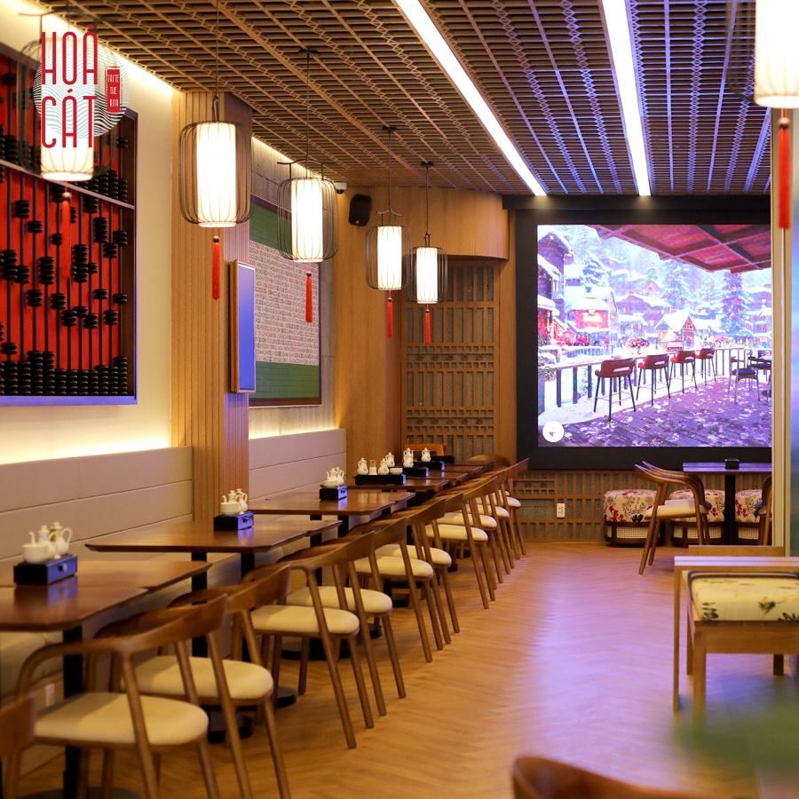 Lấy cảm hứng từ những gam màu của Hồng Kông (Trung Quốc) cổ điển pha nét hiện đại, nhà hàng Hòa Cát mang đến một diện mạo tươi mới và ấn tượng tại khu đô thị Sala. 