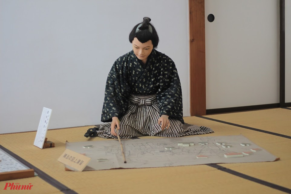 Ngoài bắn cung, du khách có thể thực hành một số môn học thiết yếu của samurai như trà đạo, thiền định, cưỡi ngựa hay vẽ tay akabeko (bò đỏ) -, bùa may mắn truyền thống của Aizu.