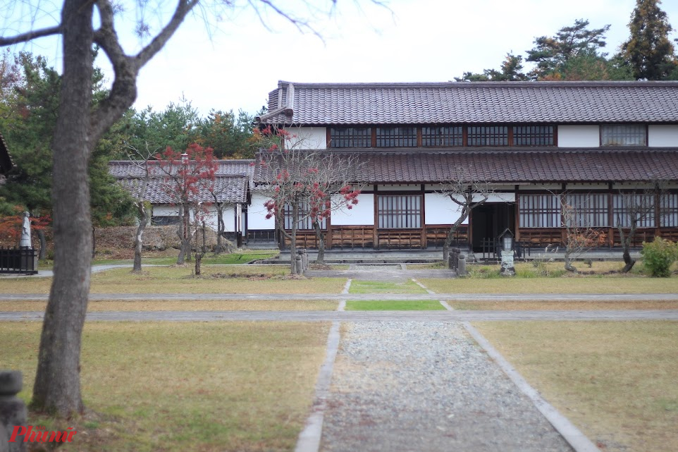 Vào cuối thời Edo, ngôi trường đã đào tạo ra rất nhiều samurai xuất sắc, bao gồm cả nhóm chiến binh trẻ huyền thoại, Byakkotai. 