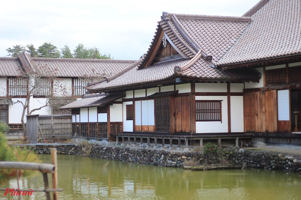 Vào cuối thời Edo, ngôi trường đã đào tạo ra rất nhiều tài năng xuất sắc, bao gồm cả nhóm chiến binh trẻ huyền thoại, Byakkotai . Các cơ sở bị thiêu rụi trong Chiến tranh Boshin đã được xây dựng lại theo đúng thiết kế ban đầu. Giờ đây, chúng hoạt động như một bảo tàng thực hành trưng bày các tác phẩm trưng bày về kiến ​​trúc tráng lệ của Thời kỳ Edo và những bức tranh tầm sâu về cuộc sống học đường như trước đây.
