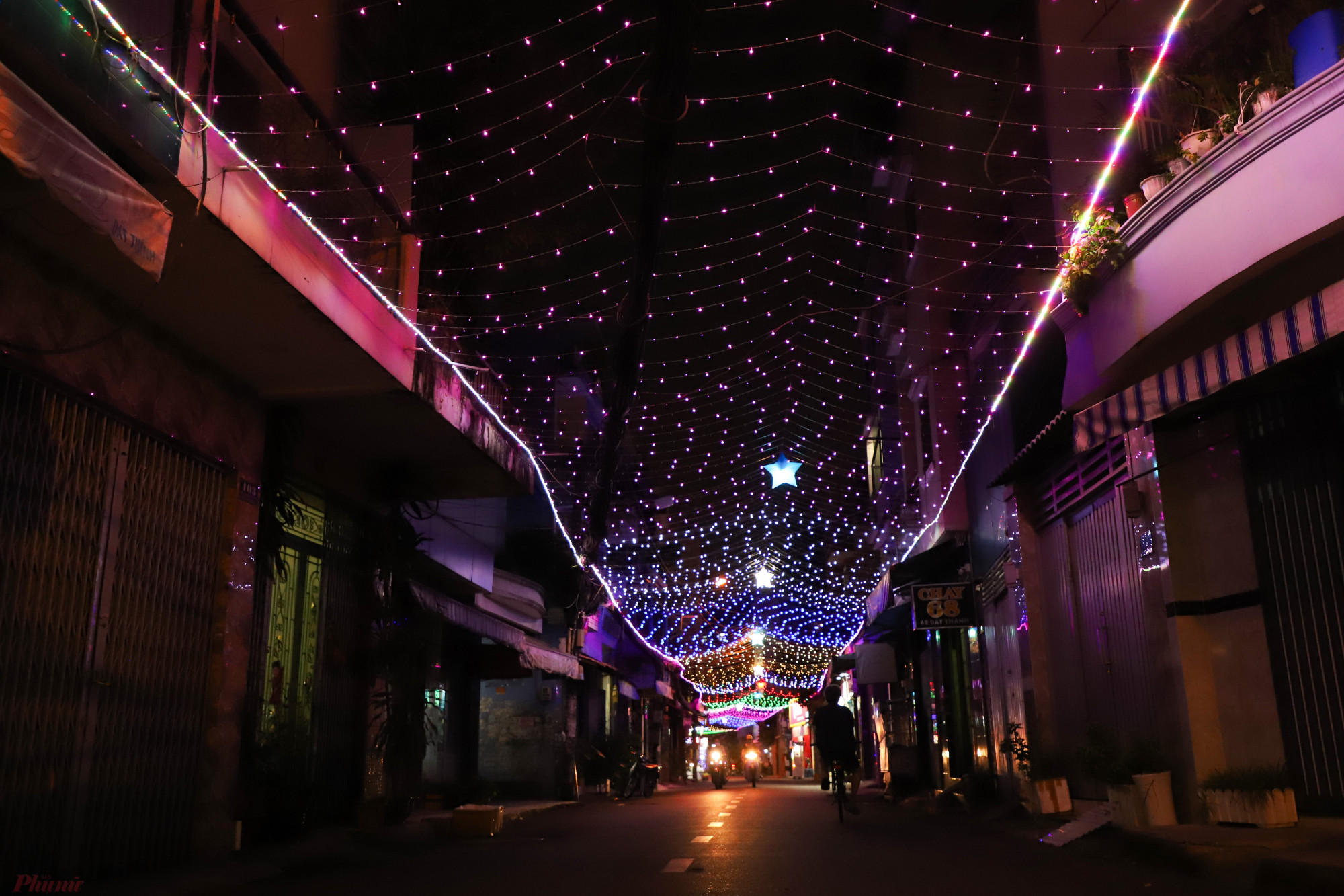 Các con đường khu xóm đạo Đất Thánh, quận Tân Bình lung linh với hàng nghìn chiếc đèn led phủ kín kéo dài hàng trăm mét.