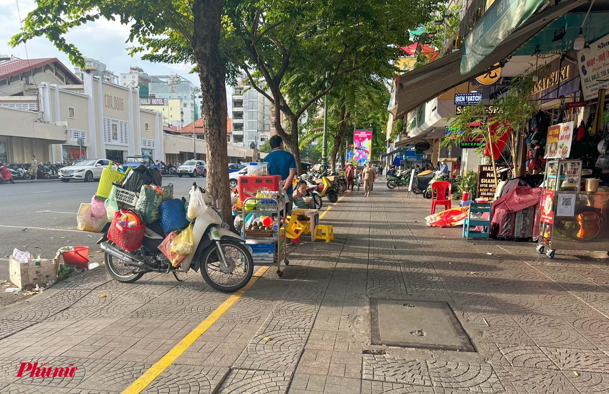 Một đoạn đường Phan Bội Châu thông thoáng hơn, có phần không gian dành cho người dân đi bộ sau khi được kẻ vạch