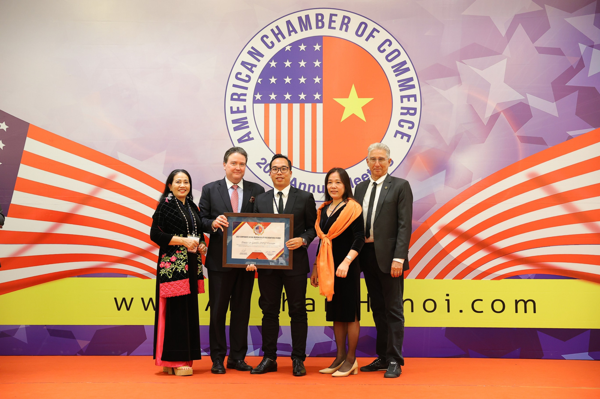 Đại diện Công ty P&G Việt Nam nhận giải thưởng AmCham CSR Awards lần thứ 7 liên tiếp - Ảnh: P&G