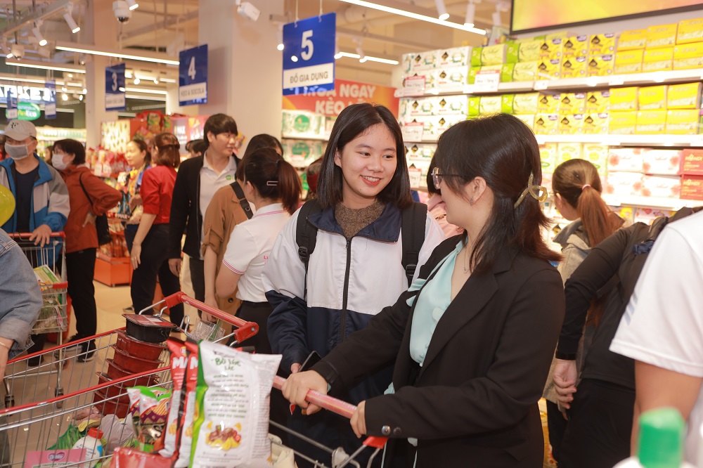 Phục vụ trọn vẹn nhu cầu của khách hàng là trọng tâm hoạt động của hệ thống bán lẻ - Ảnh: Masan