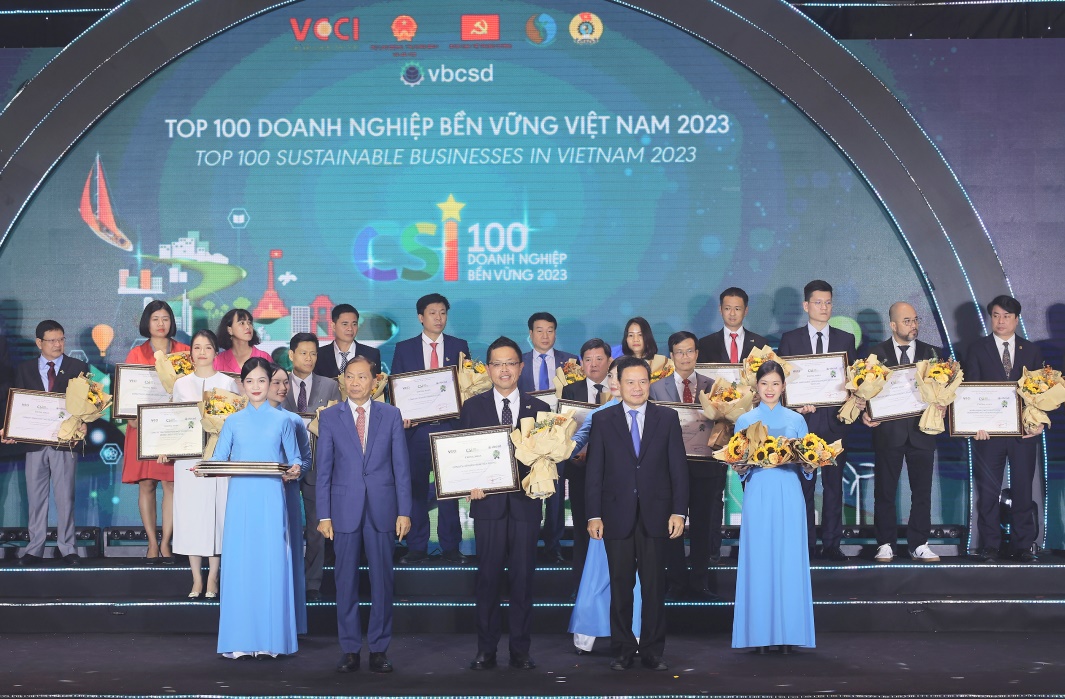 Ông Shimada Shigeru (giữa, hàng đầu) - Chánh văn phòng Tổng giám đốc của Acecook Việt Nam nhận giải thưởng