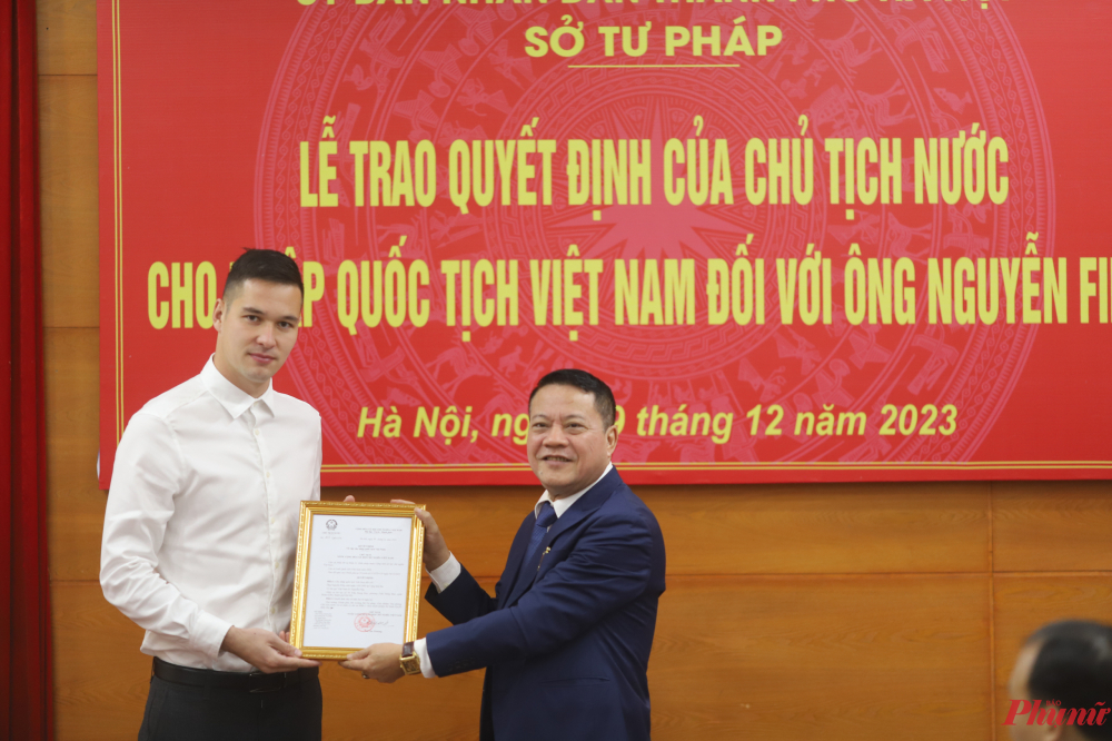 Ông Phạm Thanh Cao (Phó giám đốc Sở Tư pháp Hà Nội) trao quyết định nhập quốc tịch cho Filip Nguyễn