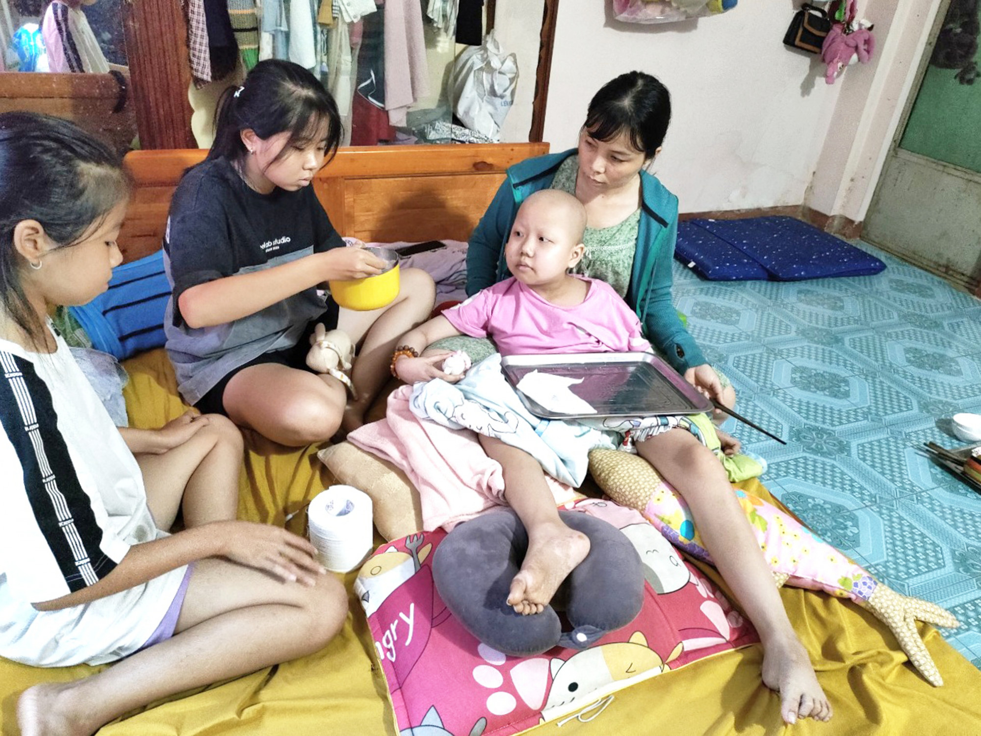 Cuộc sống của 4 mẹ con chị Phạm Ngọc Linh trong căn phòng trọ ở ấp Tân Tiến