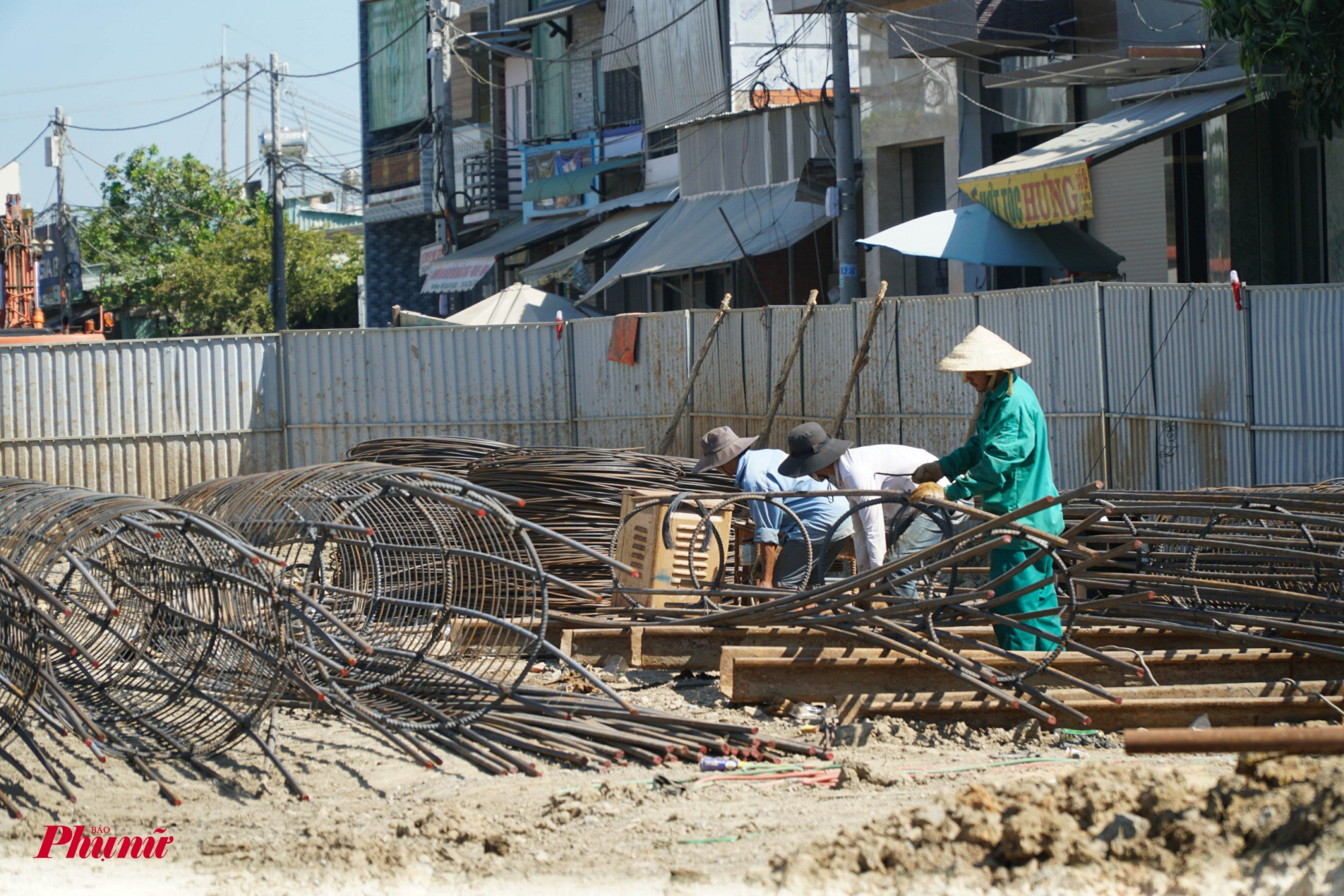 Công nhân cũng đang tít cực hàng khung sắt cho cầu mới