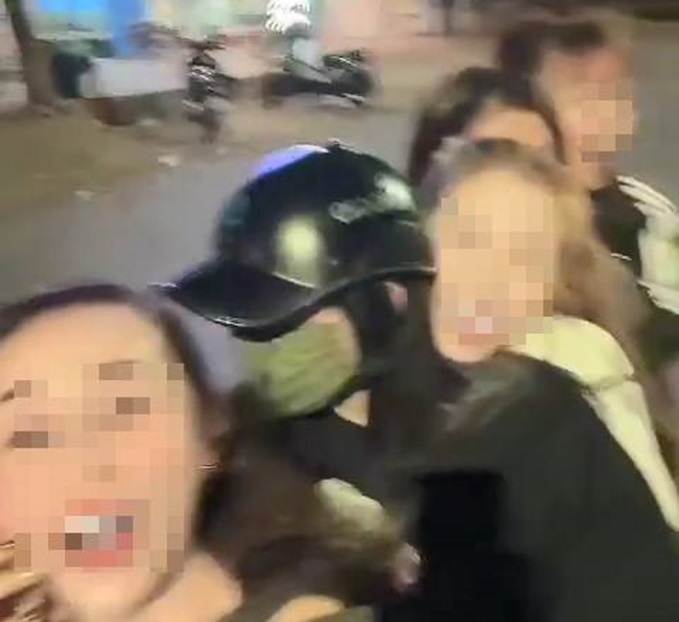 5 cô gái đi trên 1 chiếc xe máy khi lưu thông trên đường