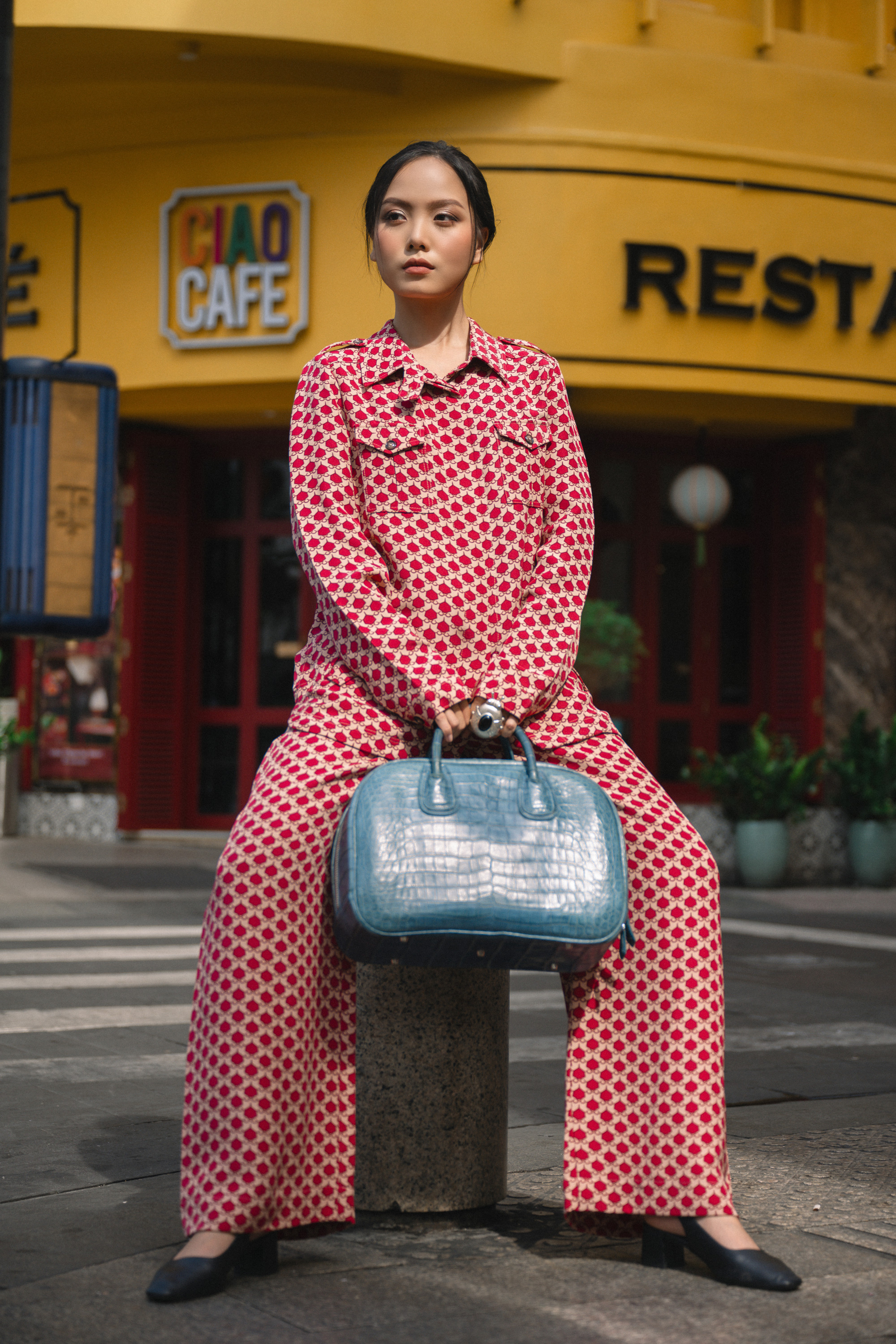 Những bộ trang phục pyjama nằm trong concept “Dân chơi Sài Gòn”- “Quiet Luxury” được Chu Gallery thiết kế trên chất liệu lụa tơ tằm 100%, mình vải crêpe dày dặn, vô cùng mềm mát và ít nhăn. 