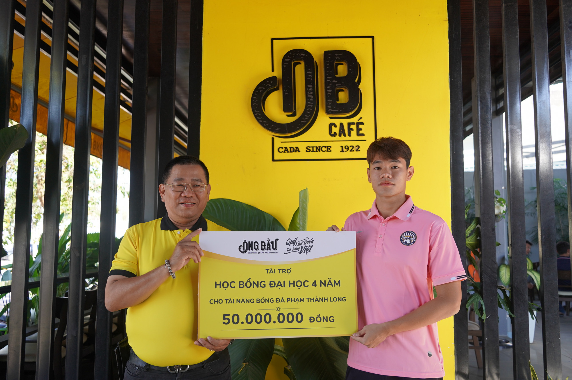 Tài năng bóng đá Phạm Thành Long nhận bảng tượng trưng học bổng từ đại diện Quỹ Phát triển Tài năng Việt của Ông Bầu - Ảnh: Ông Bầu