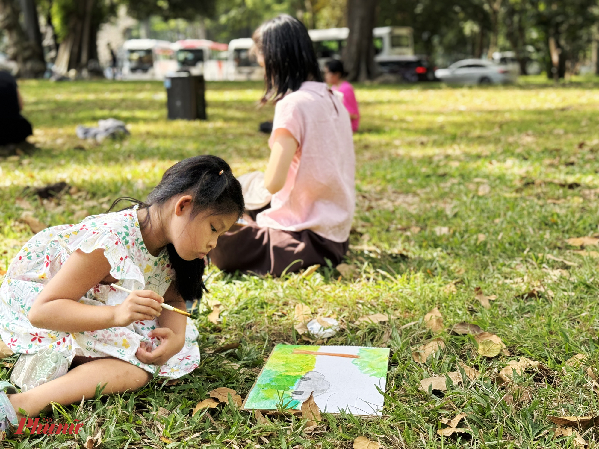 Bé Thảo Nguyên trong quá trình vẽ tranh