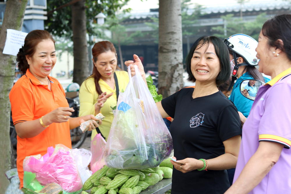 “Phiên chợ nghĩa tình” của Hội LHPN phường Tân Hưng Thuận, quận 12 diễn ra sáng 8/12