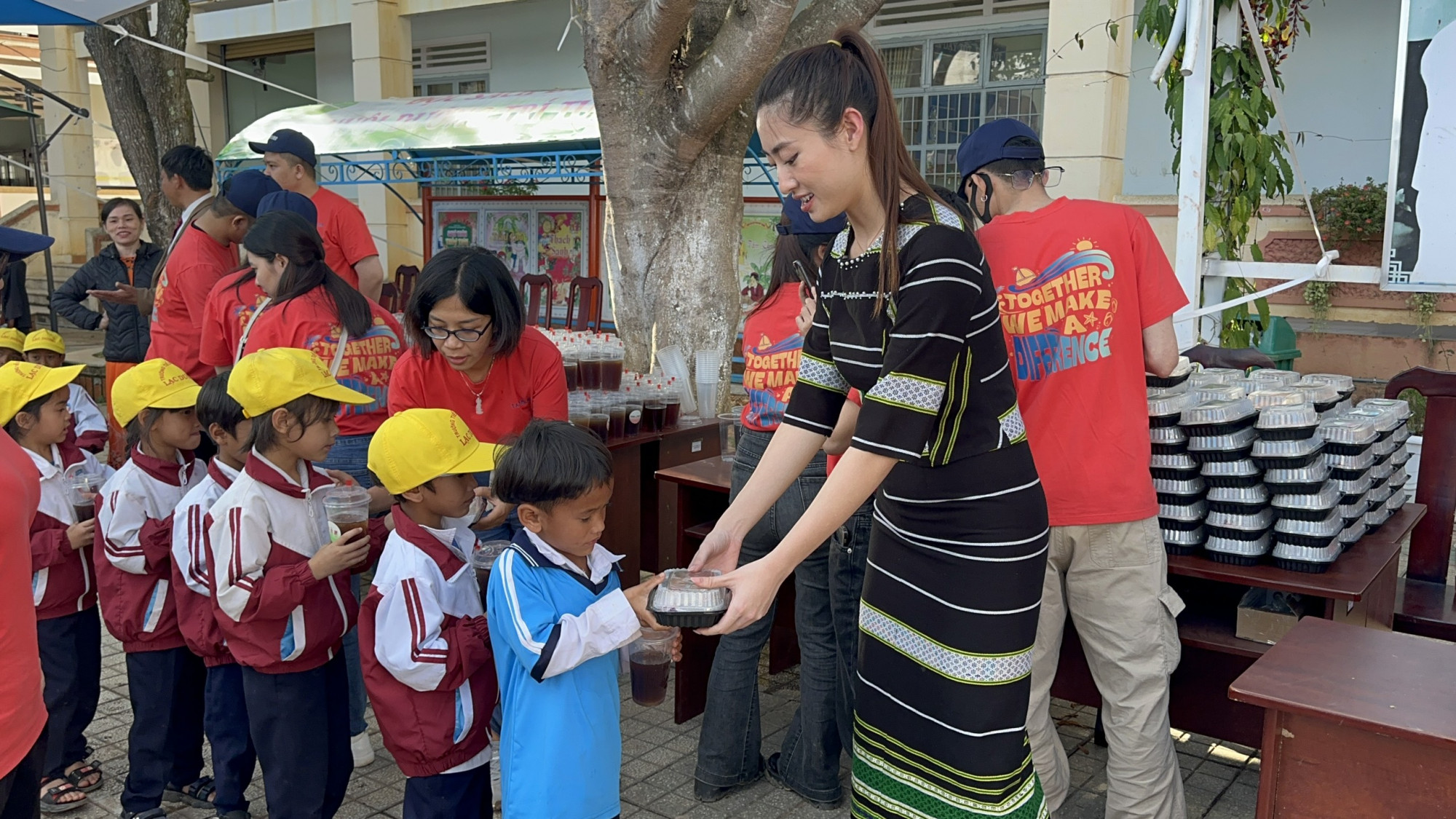 Hoa hậu Lương Thuỳ Linh trao cơm cho các em nhỏ trong chuyến tặng quà từ thiện