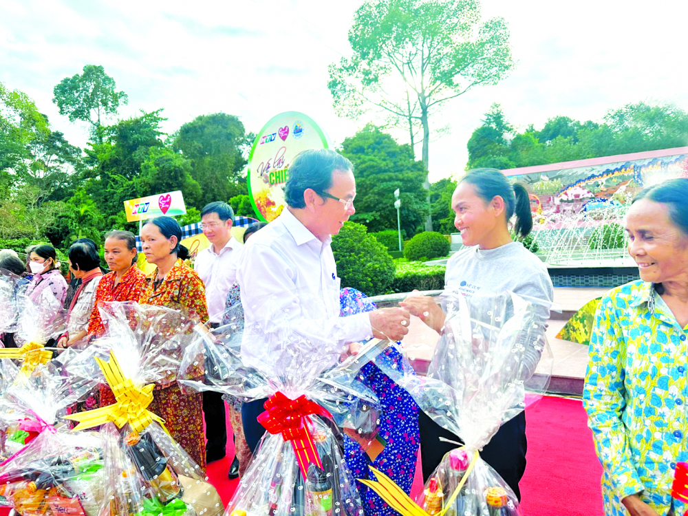 Bí thư Thành ủy TPHCM Nguyễn Văn Nên tặng quà cho người dân biên giới 2 nước Việt Nam - Campuchia