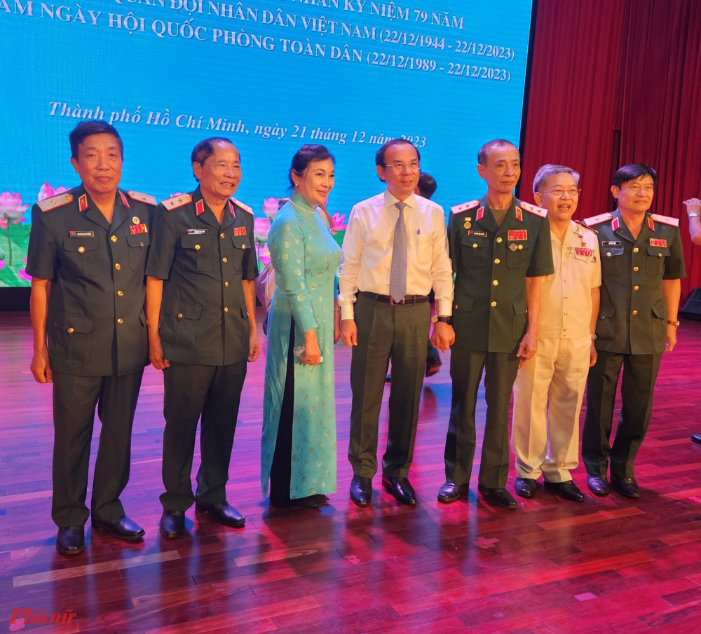 Bí thư Thành ủy TPHCM cùng các tướng lĩnh quân đội