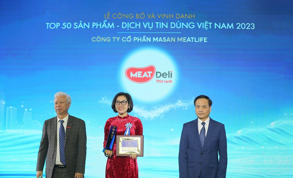 Đại diện Công ty cổ phần Masan MEATLife nhận giải thưởng Top 10 Tin dùng Việt Nam 2023 - Ảnh: Masan MEATLife