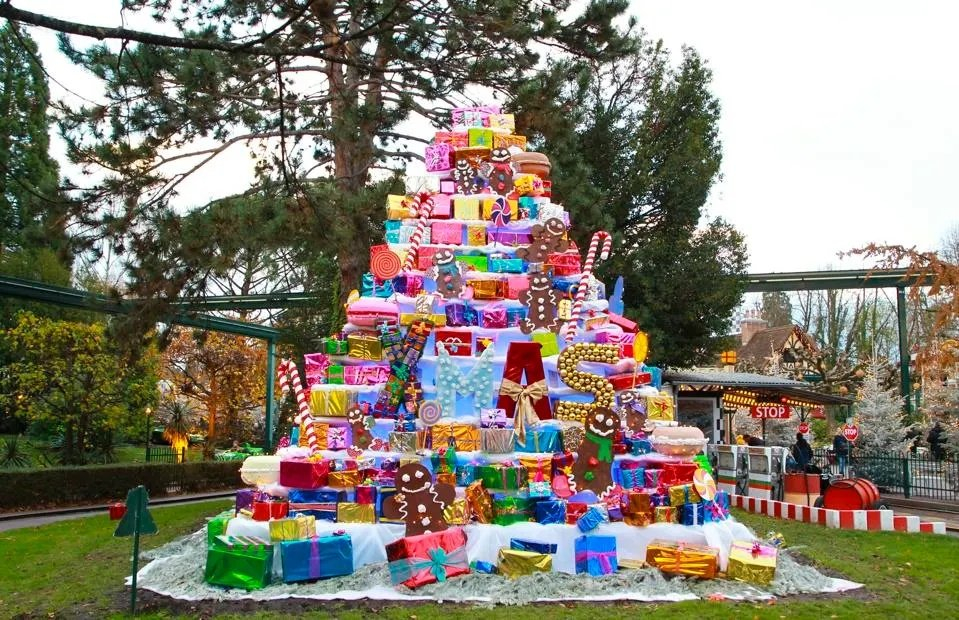 Những gói quà được tạo thành cây thông Noel. Nó xuất hiện ở Rust - miền tây nam nước Đức.