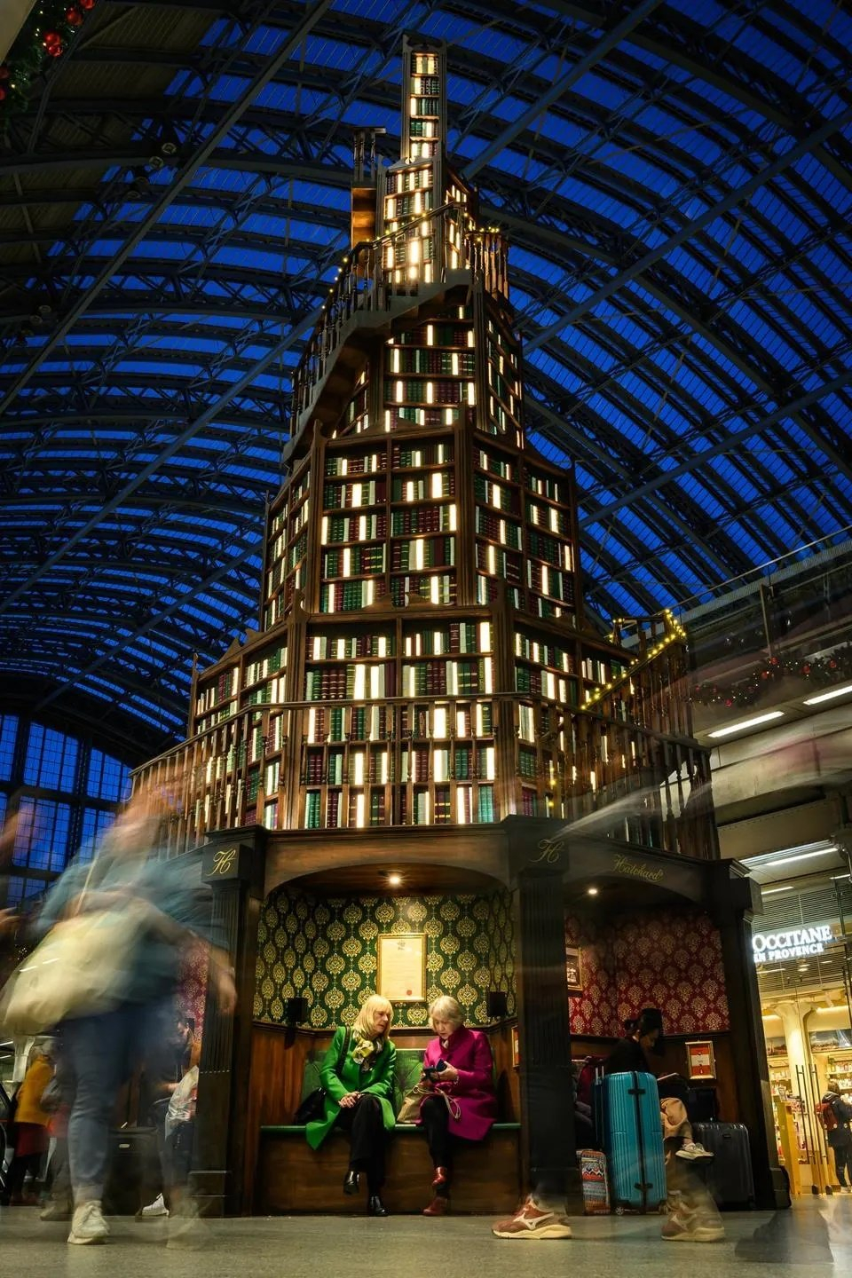 Một kệ sách là những cuốn sách bản sao được tạo thành cây thông Noel thật lớn ở Saint Pancras, một nhà ga ở Luân Đôn – Anh quốc. Đây là cây Noel được chọn là sáng tạo nhất.