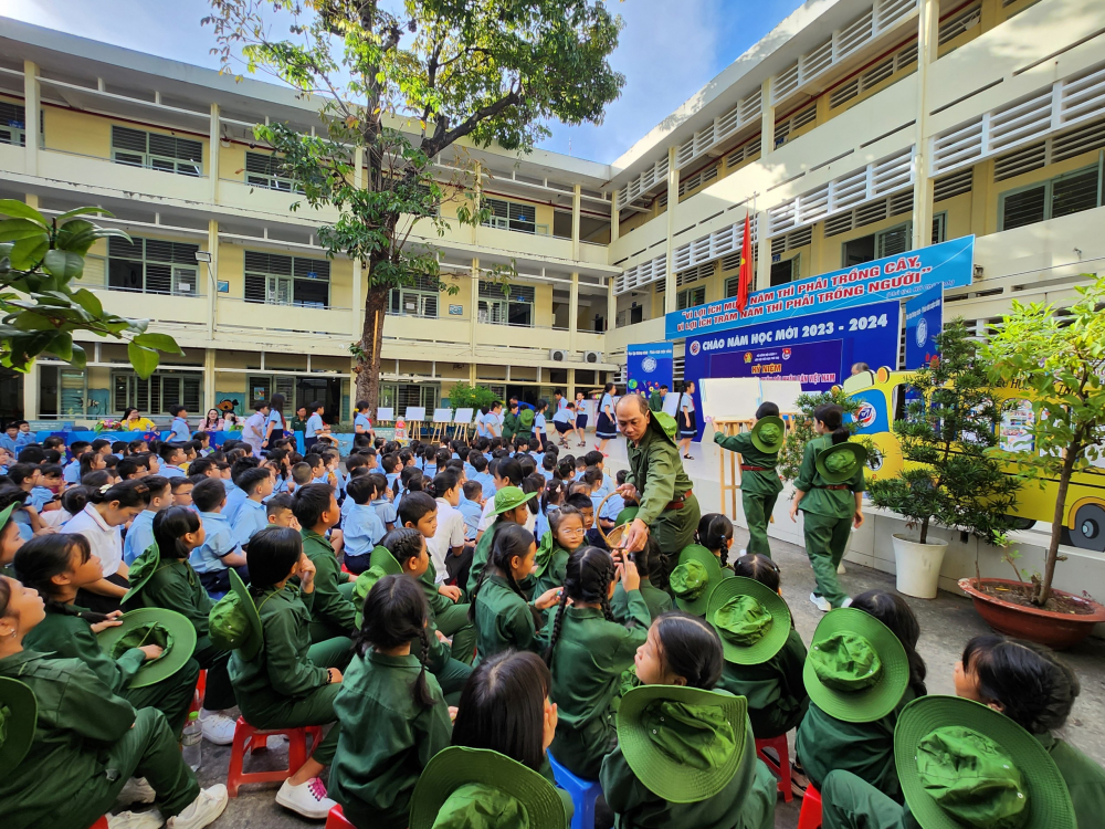 Học sinh Trường tiểu học Phú Thọ (quận 11) giao lưu với người cựu chiến binh