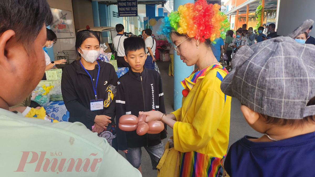 Chú hề tạo hình cây hoa, chú chó,... bằng bong bóng theo sở thích của tùng bé