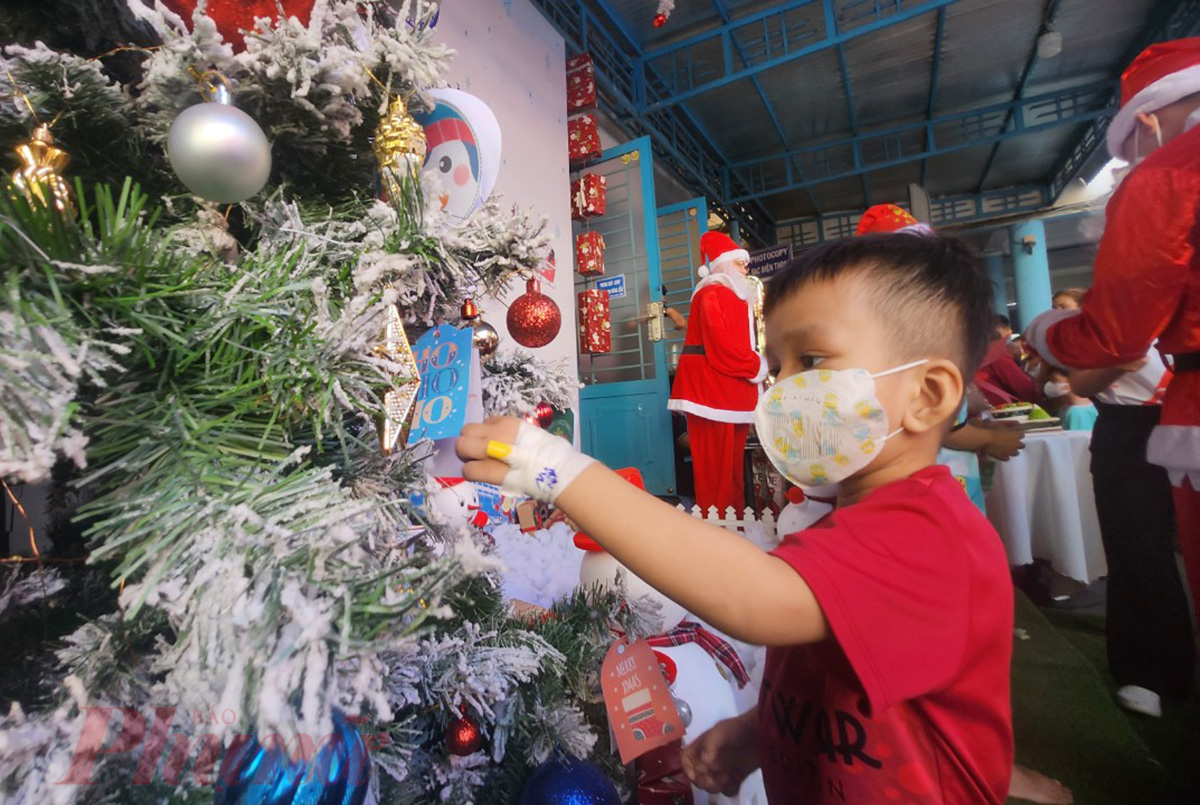 Để có buổi giáng sinh đầy ý nghĩa này, cách đây nửa tháng, nhân viên phòng Công tác xã hội của bệnh viện đã đến từng khoa phòng tìm hiểu về bệnh lý, hoàn cảnh của các bé. Đồng thời cho trẻ viết lên điều ước của mình rồi âm thầm chuẩn bị các phần quà theo sở thích từng em